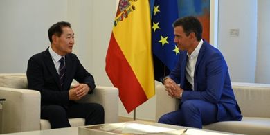 El presidente del gobierno Pedro Sánchez recibió en La Moncloa a Jong-Hee Han, CEO de Samsung