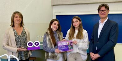 Dos alumnas de Bachillerato ganan la I Edicin del Concurso Iberia Makers de DXC Technology	